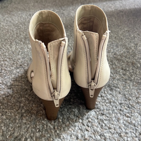 Aerosoles Heelrest High Gloss Heels - Picture 4 of 6